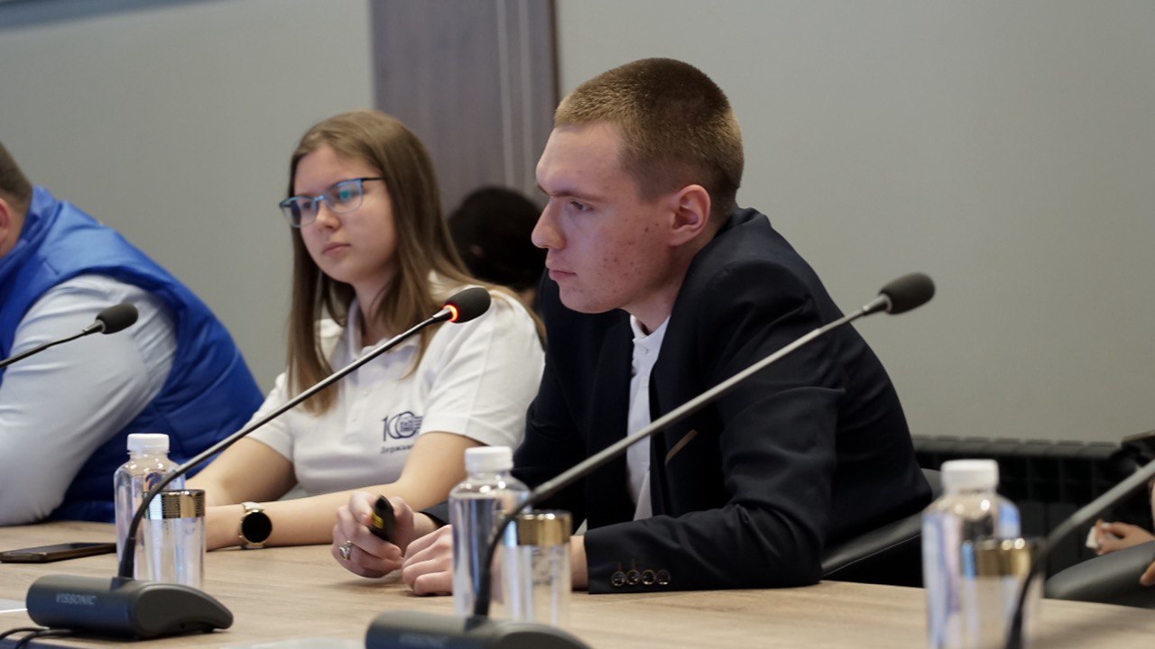 Изображение новости: В Державинском на площадке клуба «ОбКом» прошла встреча ректоров и студентов вузов региона с сенатором Михаилом Белоусовым 